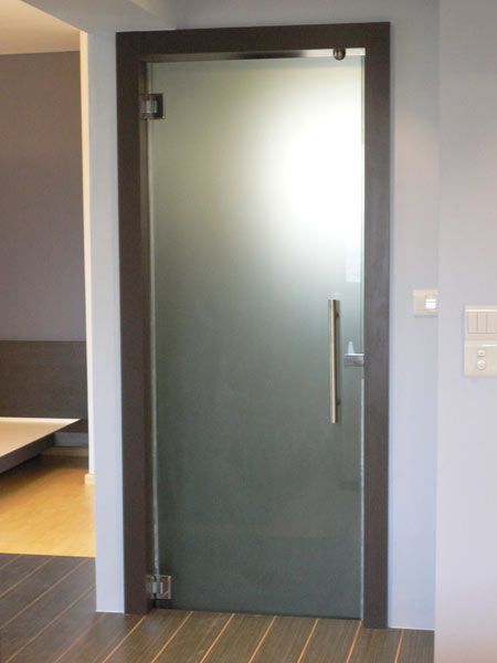 Drzwi łazienkowe wykonane ze szkła matowego (źródło: pinterest)